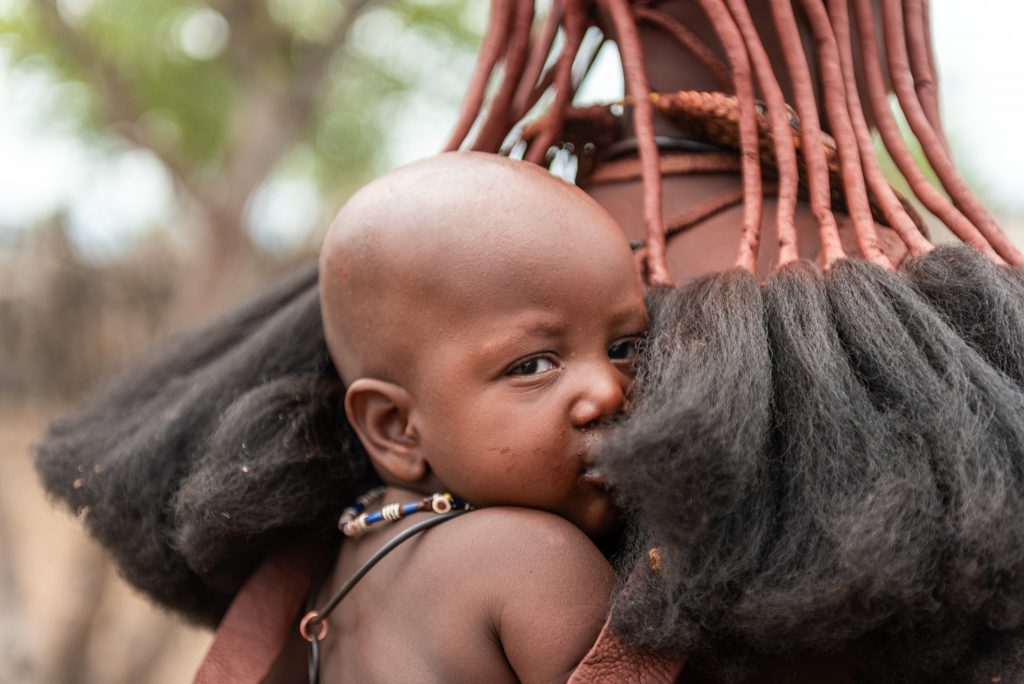 Bambino Himba in spalla a Donna Himba