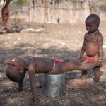 Bambini Himba giocano