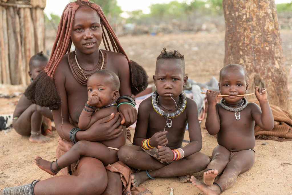 Famiglia Himba: donna con bambini